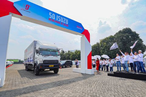 50 Isuzu Menemani di Jalan Konvoi 50 Kendaraan dan Tanam 50 Pohon