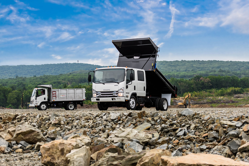 Truk Isuzu Dump: Pilar Utama Proyek Konstruksi & Pembongkaran Modern
